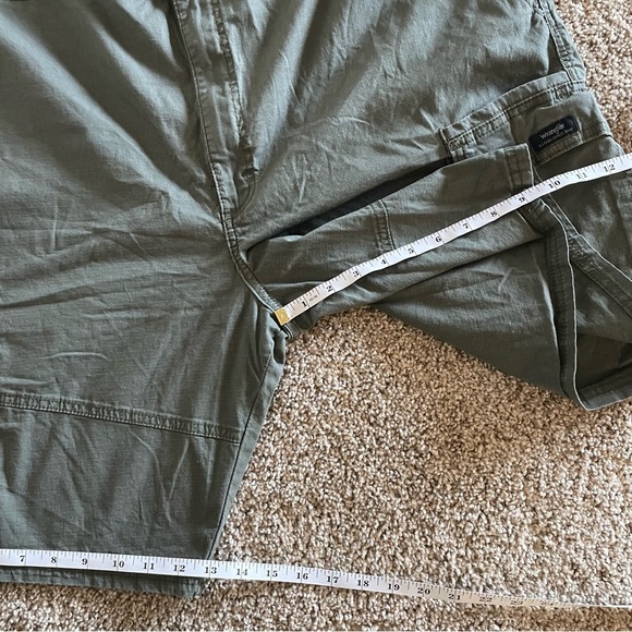 Wrangler Relaxed Fit Cargo Shorts Men’s 42 Green Utility Hiking Outdoor Tech - Picture 13 of 14